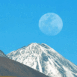 Chili: lune sur la montagne enneigée